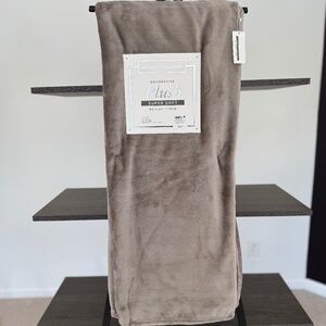 Salon de Maison Decorative Plush Throw 50" x 60" Beige NWT